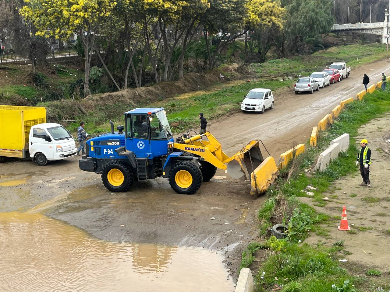 Maquinaria municipal retirando barreras new jersey del estero Marga Marga.