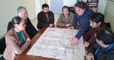 Equipo técnico revisando planos del Hospital Provincial Marga Marga.
