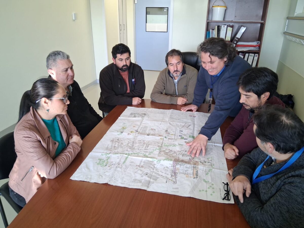 Equipo técnico revisando planos del Hospital Provincial Marga Marga.