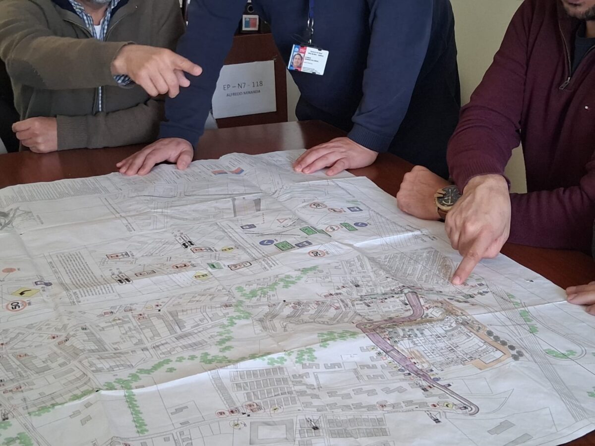 Detalle de la revisión técnica de los planos de infraestructura hospitalaria.