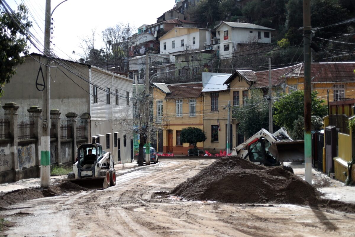 Maquinaria municipal realiza labores de limpieza y despeje en el sector de Avenida España tras el sistema frontal.