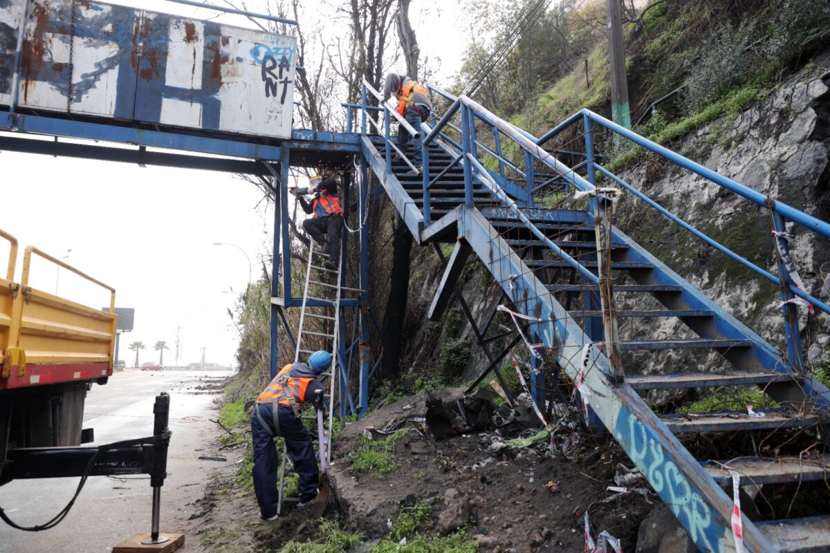 Trabajadores realizan labores de desmontaje en la estructura de la pasarela peatonal Balmaceda.
