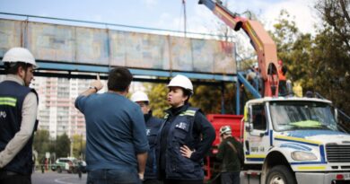 La alcaldesa de Valparaíso, Camila Nieto, inspecciona las labores de retiro de la pasarela Balmaceda junto a equipos municipales.