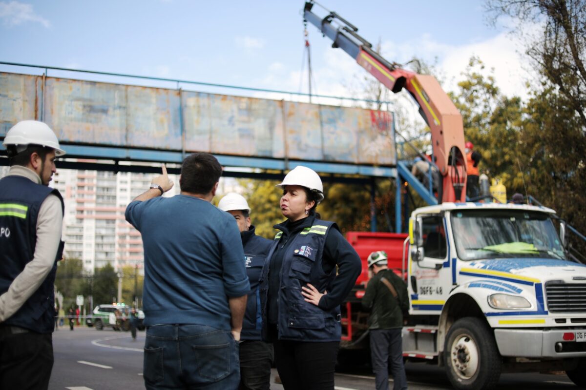 La alcaldesa de Valparaíso, Camila Nieto, inspecciona las labores de retiro de la pasarela Balmaceda junto a equipos municipales.