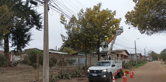 Personal técnico realizando maniobras en altura para restablecer el servicio.