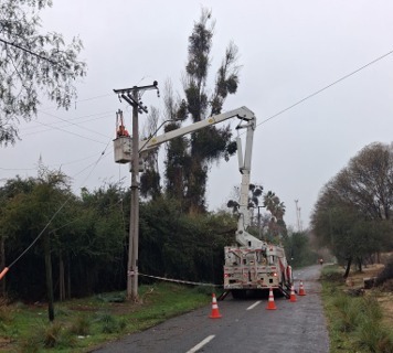 Camión grúa de Chilquinta trabajando en la reparación de redes eléctricas.
