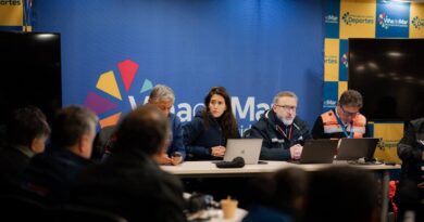 La alcaldesa de Viña del Mar, Macarena Ripamonti, junto a su equipo técnico durante la sesión de trabajo sobre la emergencia eléctrica.