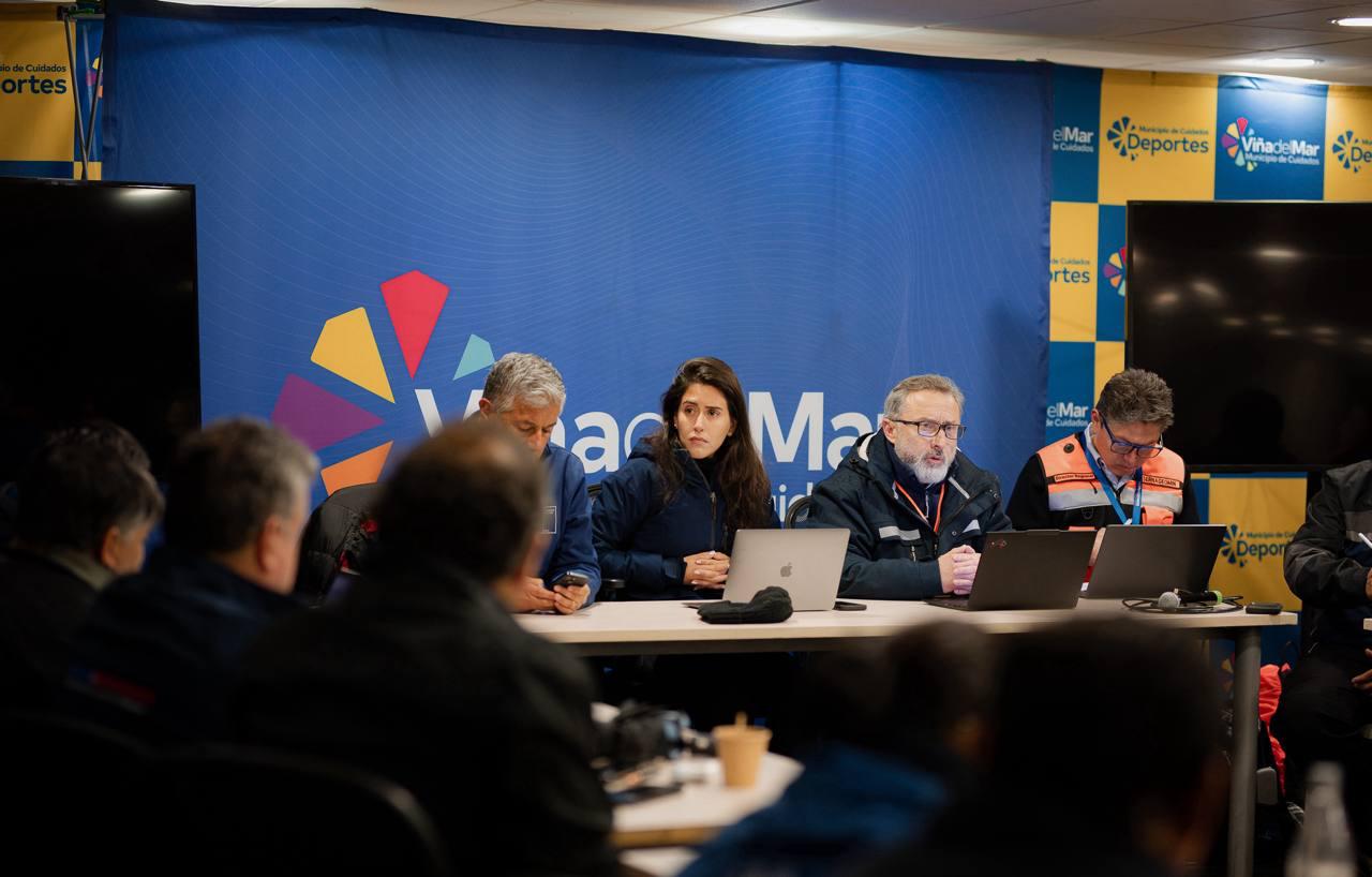 La alcaldesa de Viña del Mar, Macarena Ripamonti, junto a su equipo técnico durante la sesión de trabajo sobre la emergencia eléctrica.