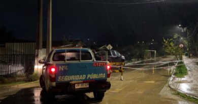 Vehículo de Seguridad Pública monitoreando calles anegadas durante la noche en Villa Alemana.