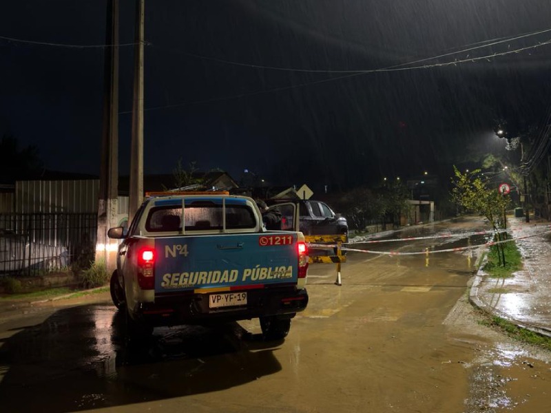 Vehículo de Seguridad Pública monitoreando calles anegadas durante la noche en Villa Alemana.