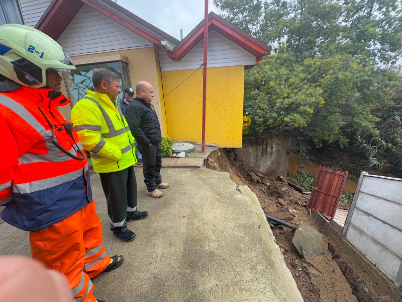 Autoridades y personal de emergencia inspeccionan el terreno afectado en Villa Alemana.