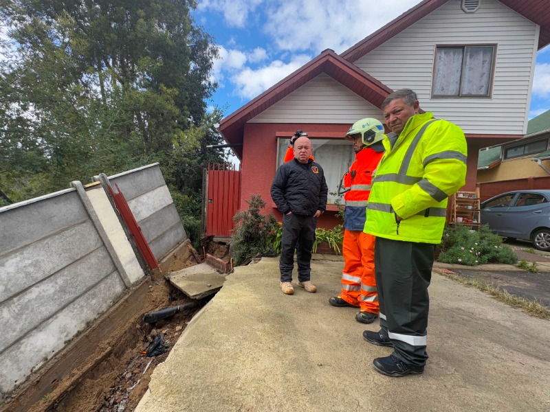 Equipos de emergencia analizan la estructura dañada junto a las viviendas en riesgo.