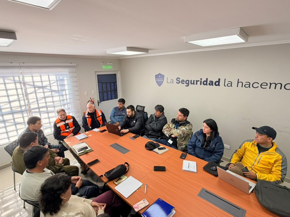 Autoridades y equipos de emergencia durante la cuarta sesión del COGRID en Algarrobo.