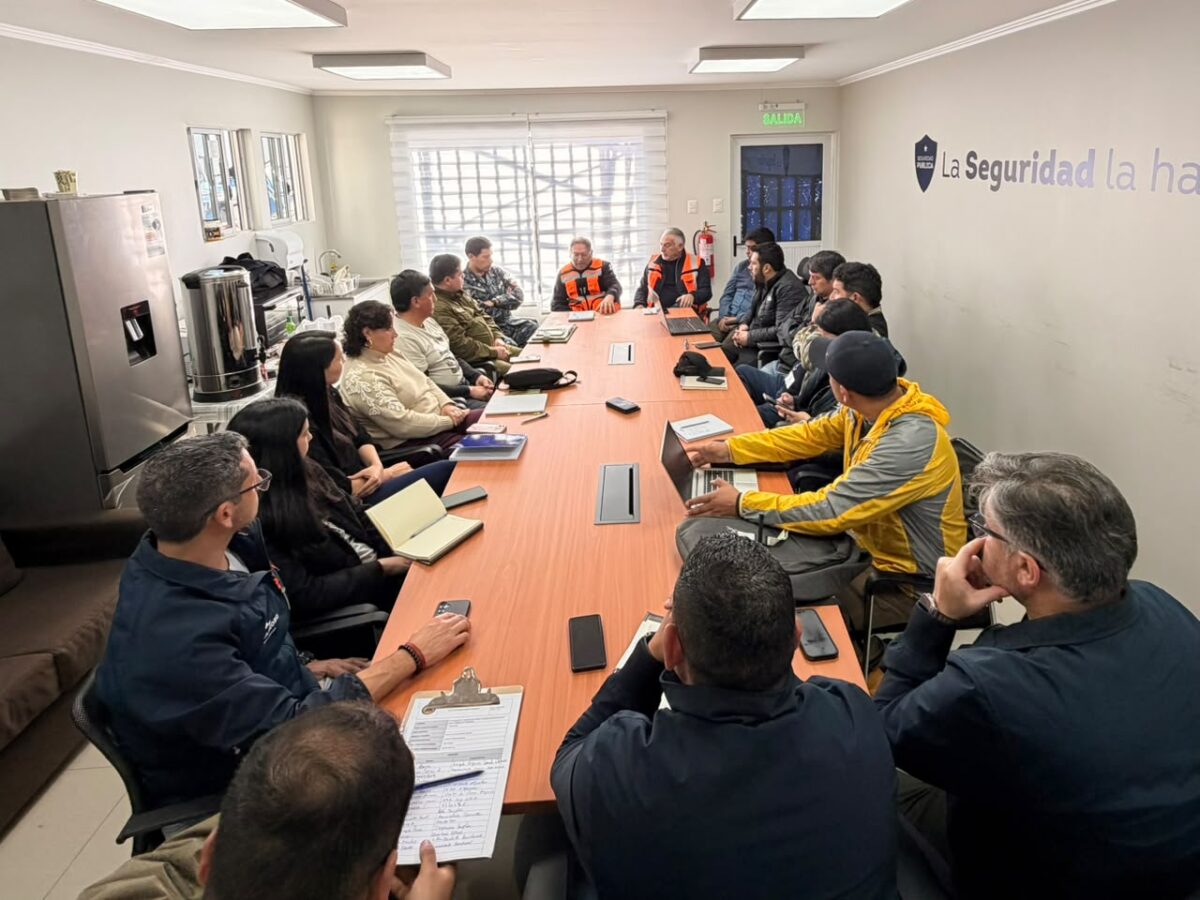 Representantes de instituciones públicas y municipales coordinando acciones preventivas.