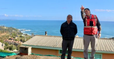 El alcalde Gustavo Alessandri y el consejero regional Juan Ibacache inspeccionan el sector de Villa Esmeralda tras el sistema frontal.