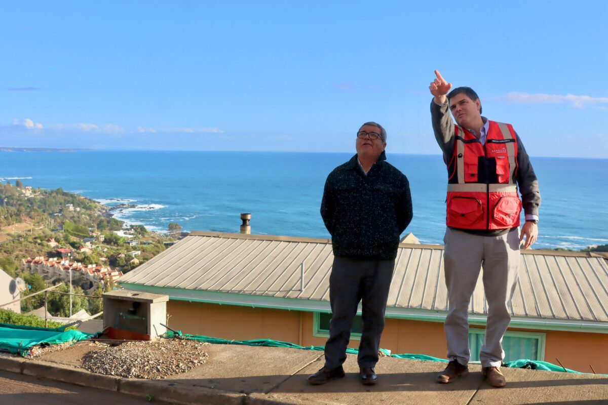 El alcalde Gustavo Alessandri y el consejero regional Juan Ibacache inspeccionan el sector de Villa Esmeralda tras el sistema frontal.
