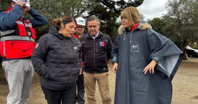 Autoridades locales y representantes de servicios evalúan los daños tras el sistema frontal en Papudo.