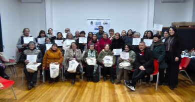 Dirigentes sociales de Cabildo sostienen sus certificados tras finalizar la capacitación en la Escuela Abierta.