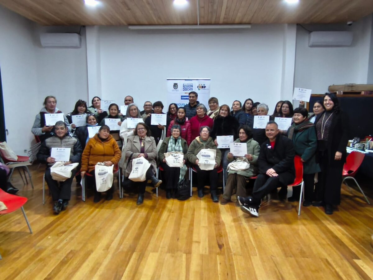 Dirigentes sociales de Cabildo sostienen sus certificados tras finalizar la capacitación en la Escuela Abierta.