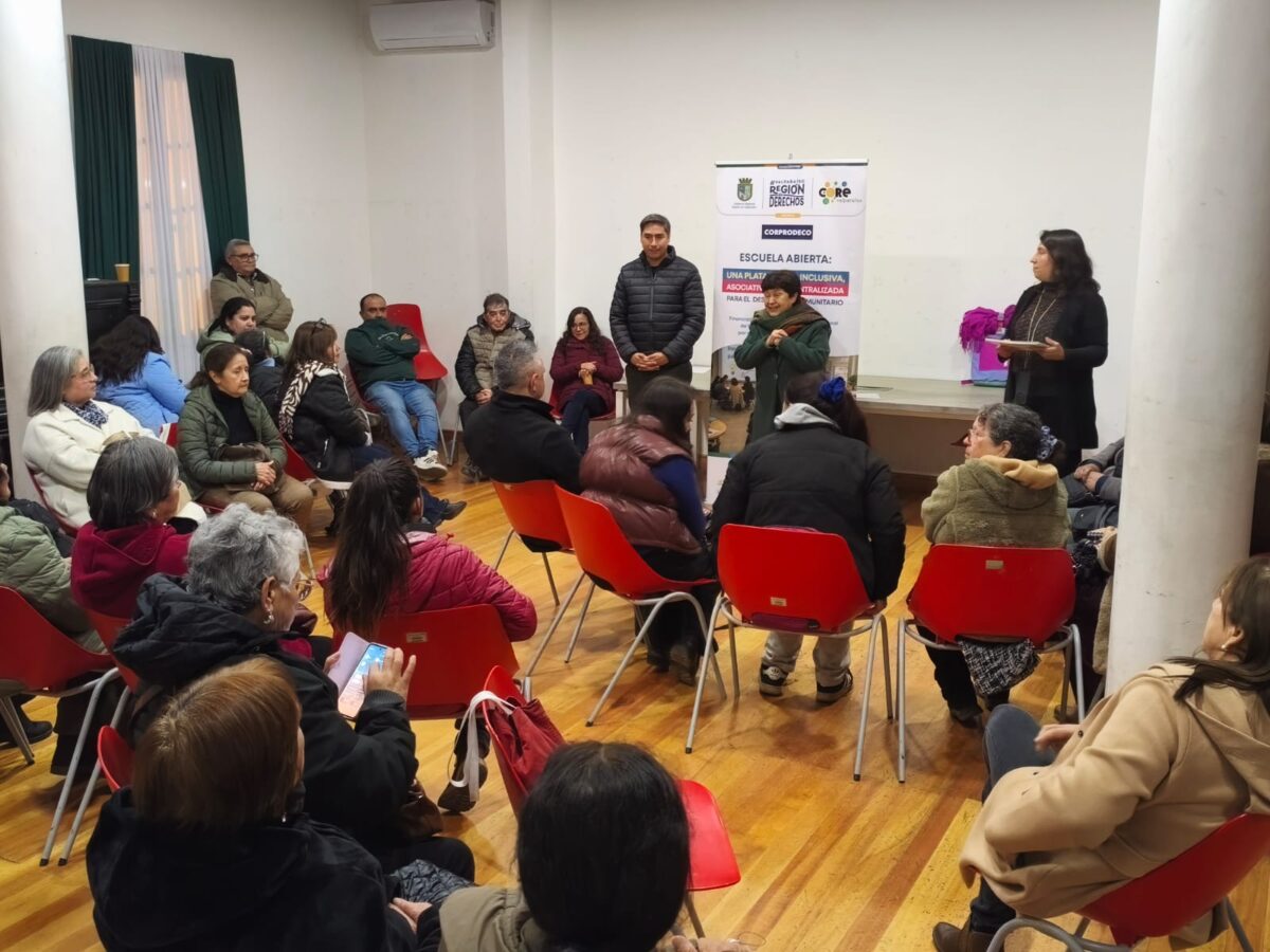 Participantes de la Escuela Abierta durante una de las sesiones de trabajo grupal en Casa López.