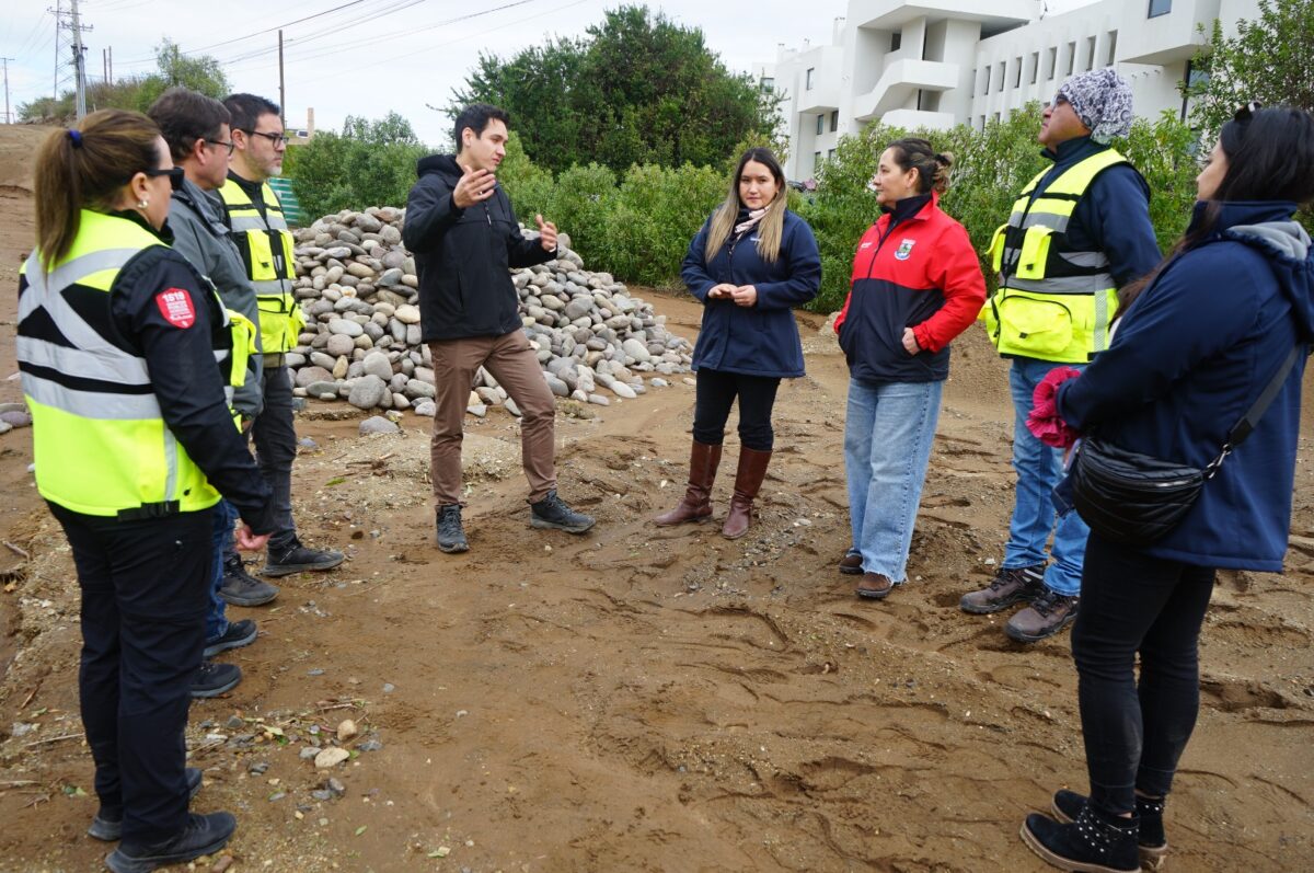 Autoridades municipales y regionales inspeccionan el terreno afectado en Puchuncaví.