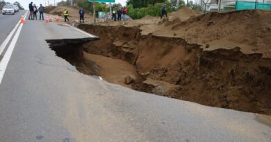 Vista panorámica del socavón en la Ruta F-30E y las medidas de señalización implementadas.