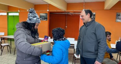 Entrega de kits de emergencia a familias afectadas por el sistema frontal en la región de Valparaíso.
