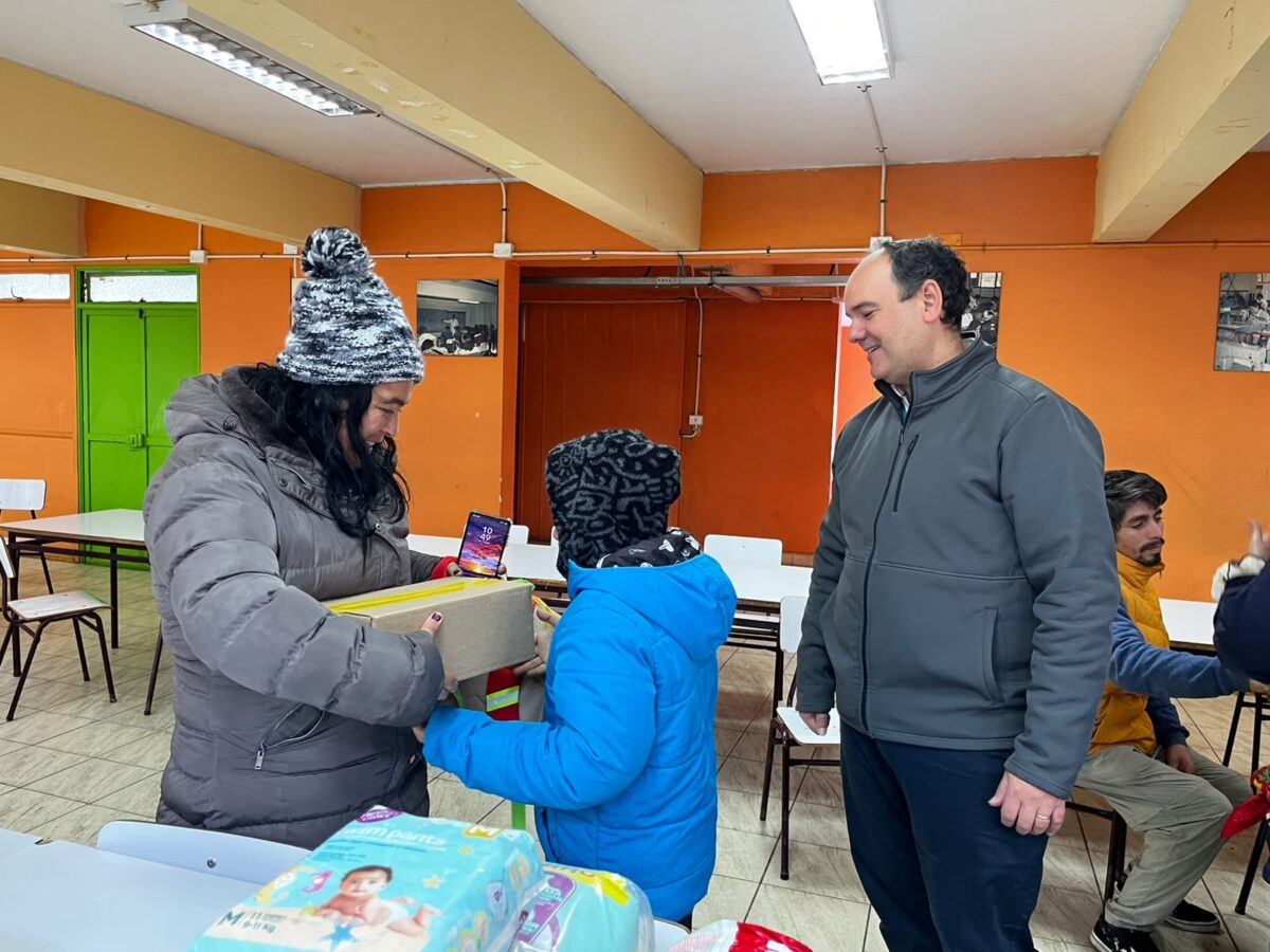 Entrega de kits de emergencia a familias afectadas por el sistema frontal en la región de Valparaíso.