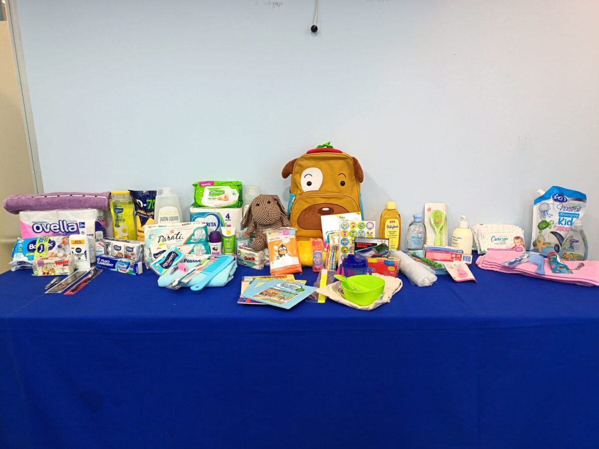 Detalle de los artículos de higiene y elementos lúdicos que componen los kits de emergencia.