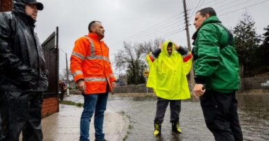 El alcalde de La Calera, Johnny Piraíno, junto a equipos de emergencia monitoreando las zonas afectadas por el sistema frontal.