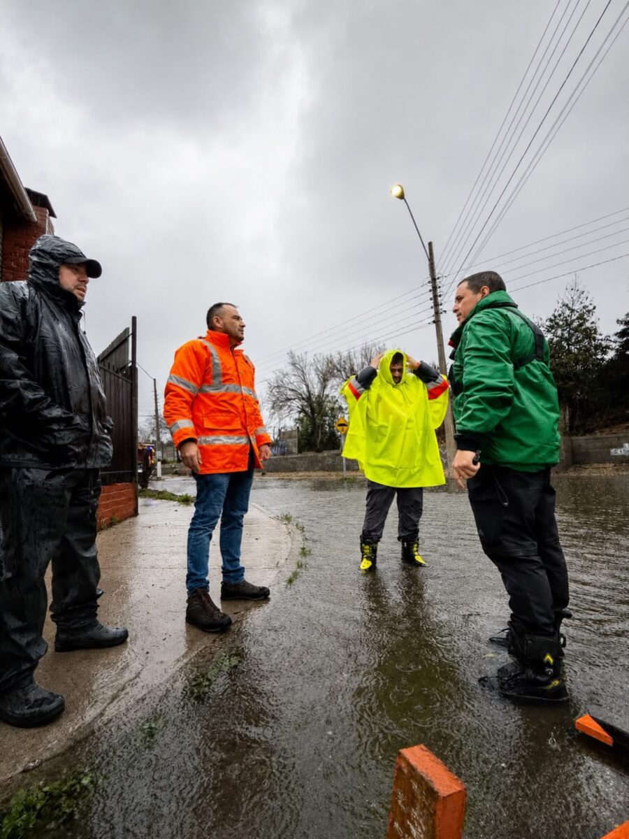 El alcalde de La Calera, Johnny Piraíno, junto a equipos de emergencia monitoreando las zonas afectadas por el sistema frontal.