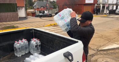 Funcionario municipal recolectando agua embotellada para la campaña solidaria en Papudo.