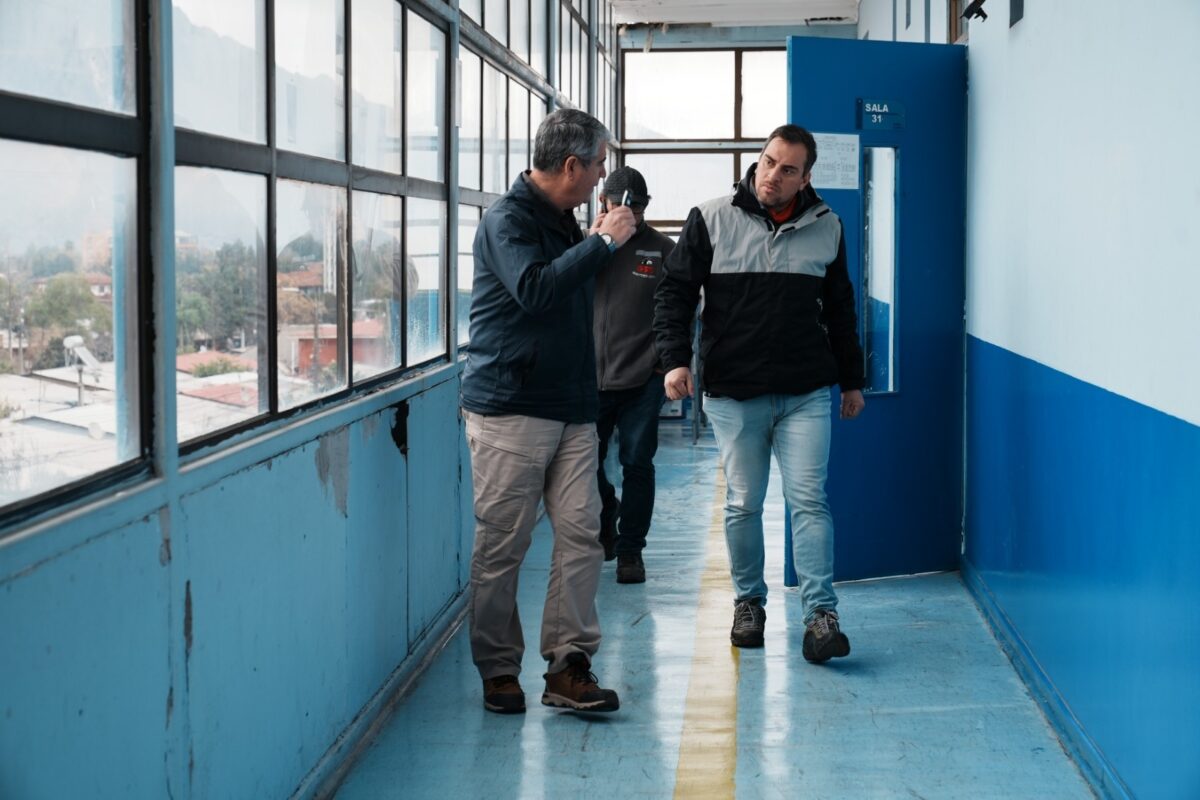 Funcionarios del SLEP Aconcagua inspeccionan las instalaciones de un establecimiento educacional.