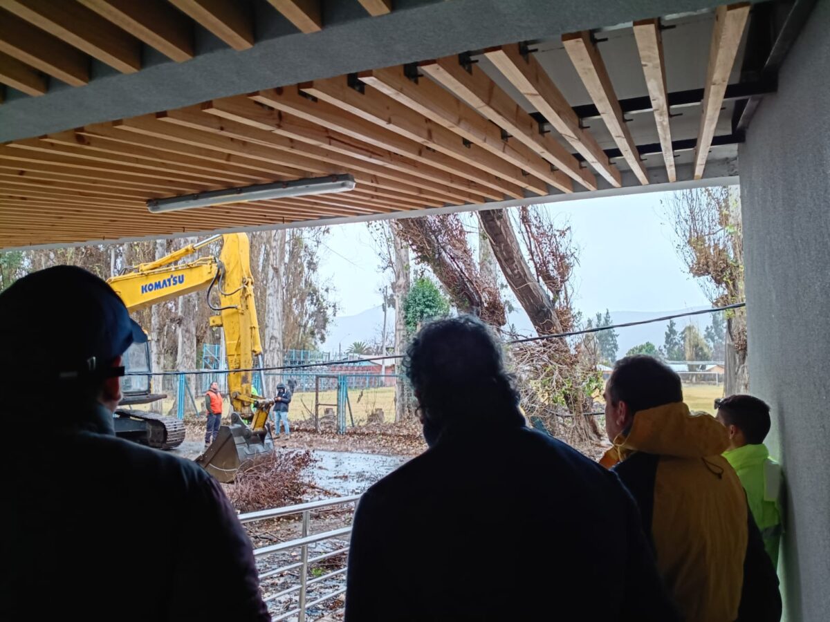Equipos del SLEP Aconcagua supervisan trabajos de maquinaria en terreno.