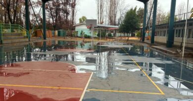Cancha de establecimiento educacional con acumulación de agua tras el sistema frontal.