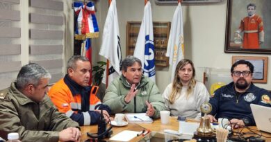 Autoridades municipales y de emergencia durante la sesión del COGRID en Quillota.
