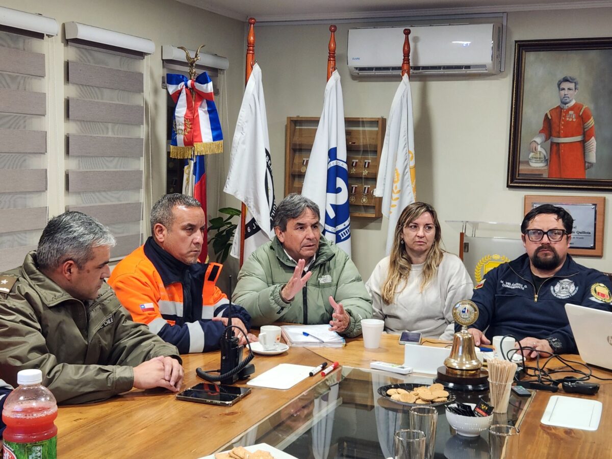 Autoridades municipales y de emergencia durante la sesión del COGRID en Quillota.