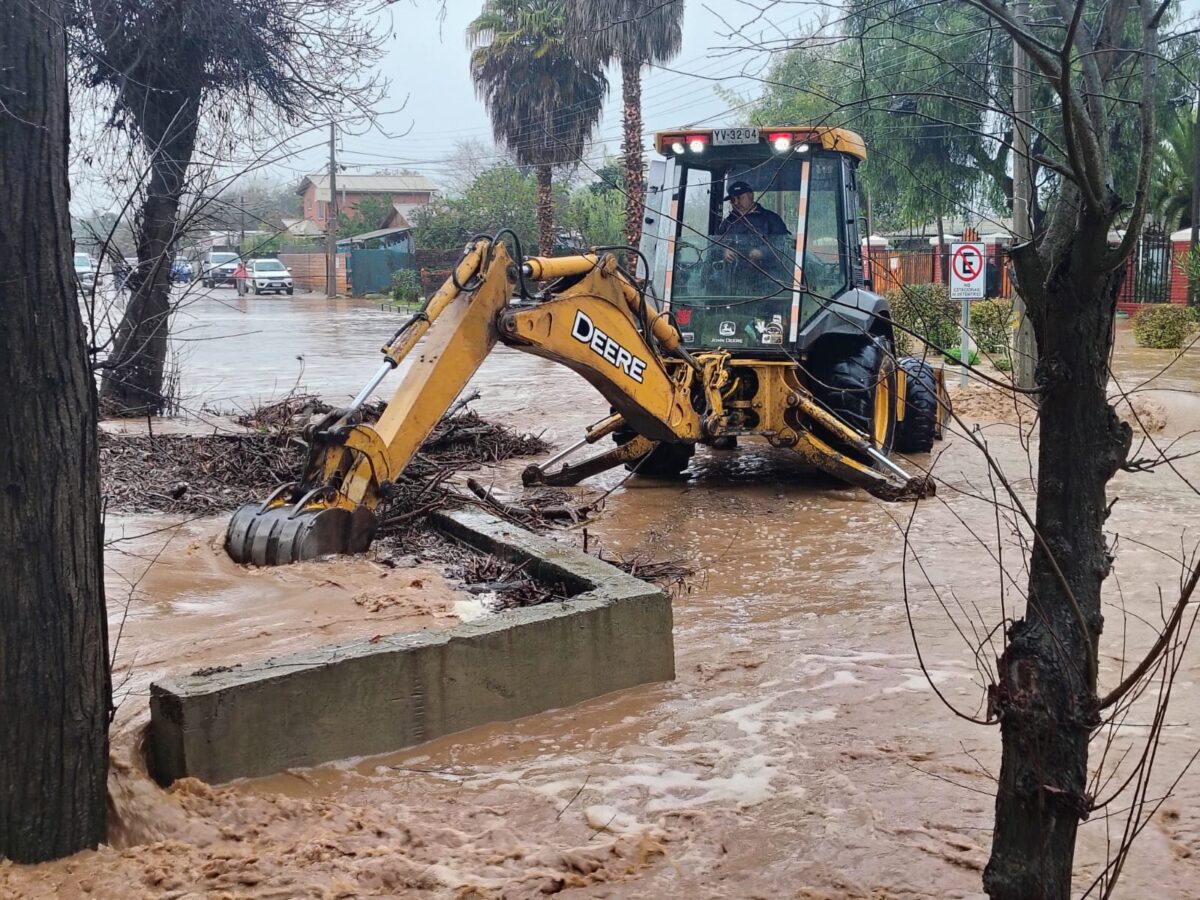 Maquinaria municipal trabajando en el despeje de la quebrada de Bueyes en Pullally.