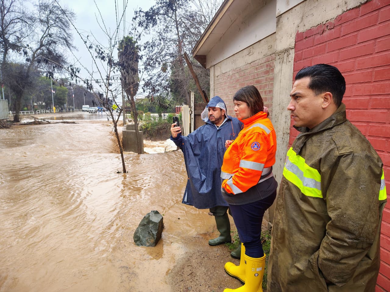 La alcaldesa de Papudo, Claudia Adasme, supervisa en terreno las labores de emergencia.