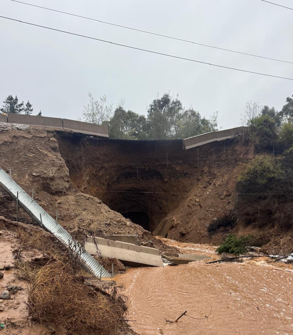 Vista del socavón de gran magnitud que afecta la conectividad vial en la zona.