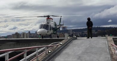 Helicóptero de Carabineros aterrizando en el helipuerto del Hospital Gustavo Fricke.