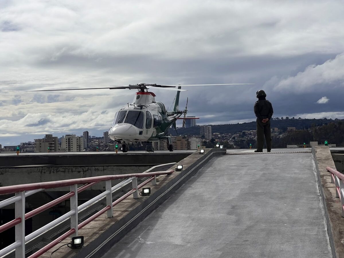 Helicóptero de Carabineros aterrizando en el helipuerto del Hospital Gustavo Fricke.