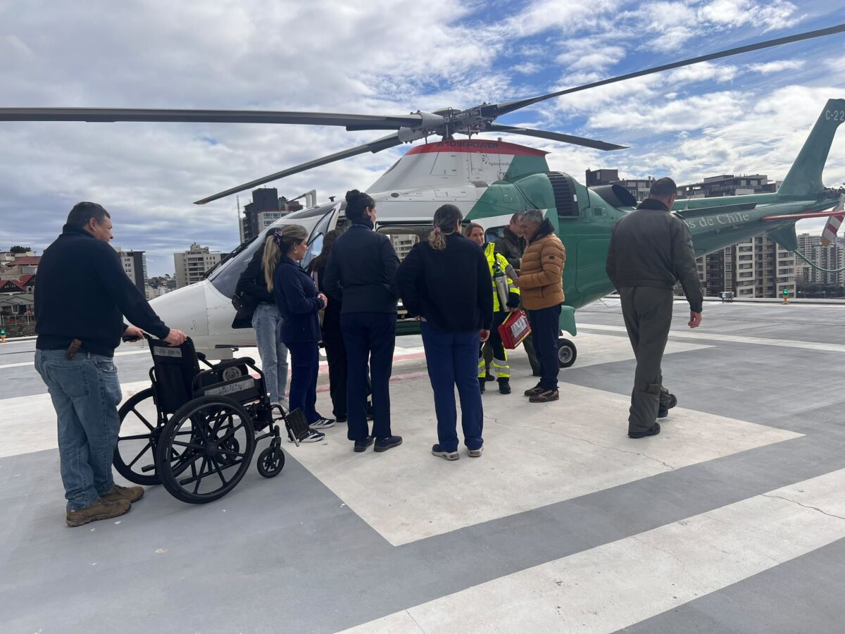 Personal de salud y Carabineros en el helipuerto tras el arribo del paciente.