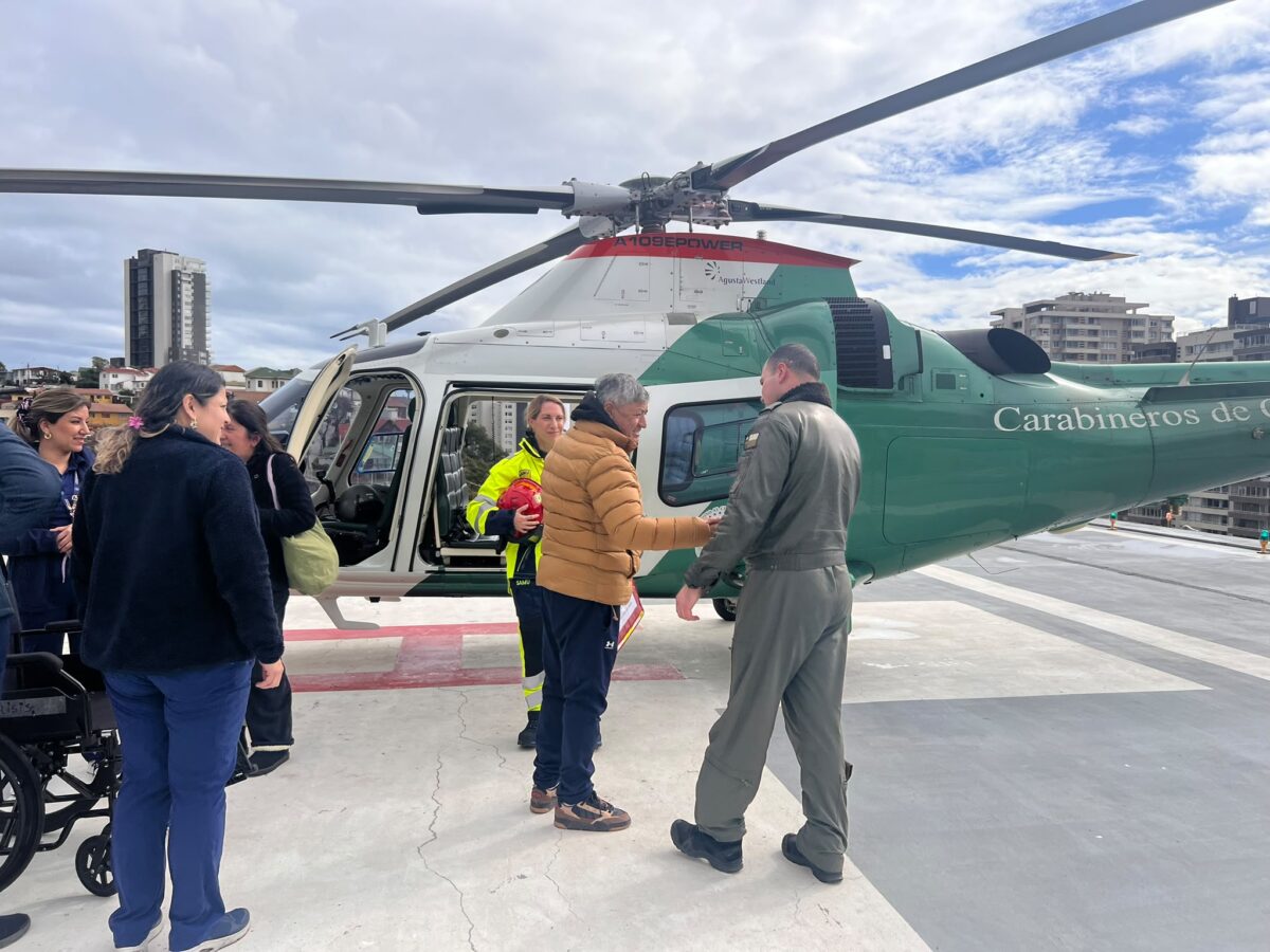 Equipo médico y personal de Carabineros coordinando el descenso del paciente.