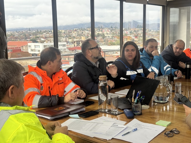 Autoridades municipales de Villa Alemana reunidas para coordinar labores de emergencia tras el sistema frontal.