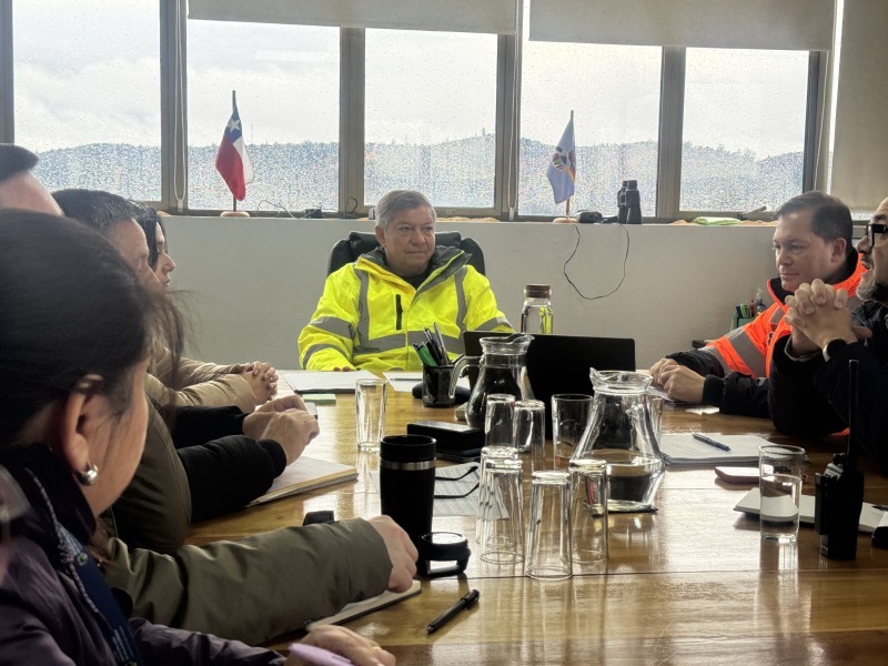 El alcalde Nelson Estay lidera la mesa de trabajo con los equipos municipales.