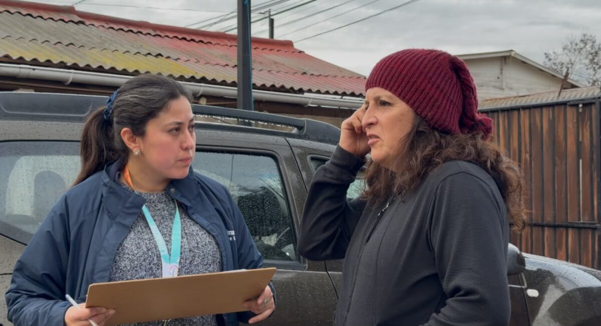 Funcionaria municipal entrevistando a una vecina afectada por el sistema frontal.