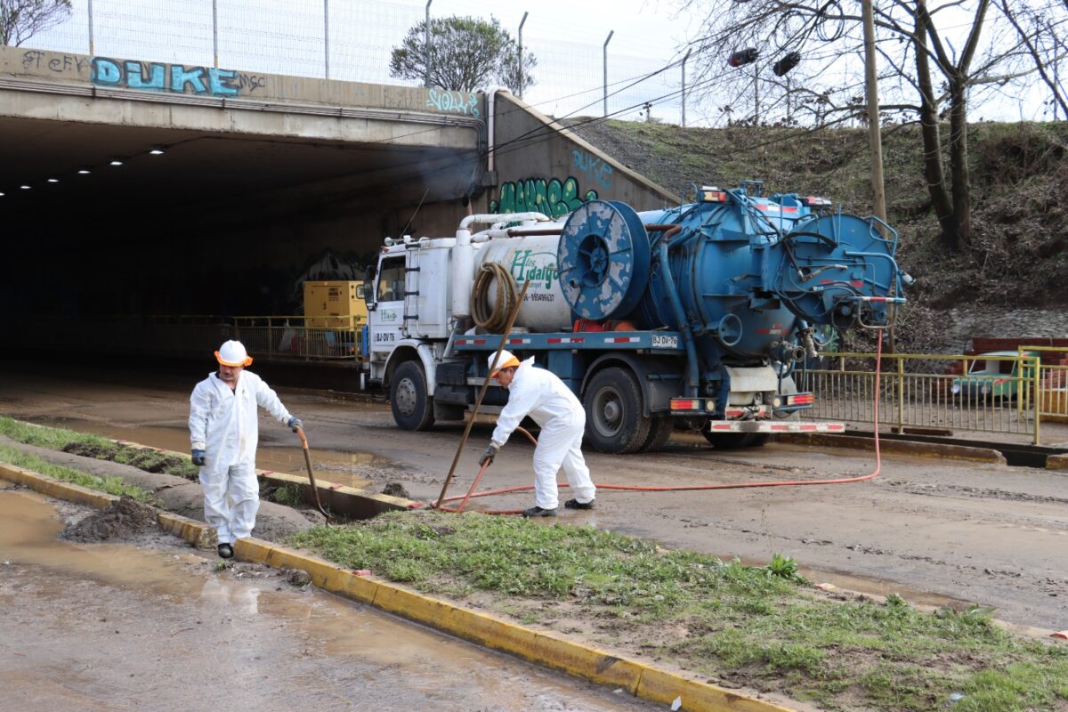 Maquinaria municipal trabajando en la limpieza de sedimentos en el túnel FACH.