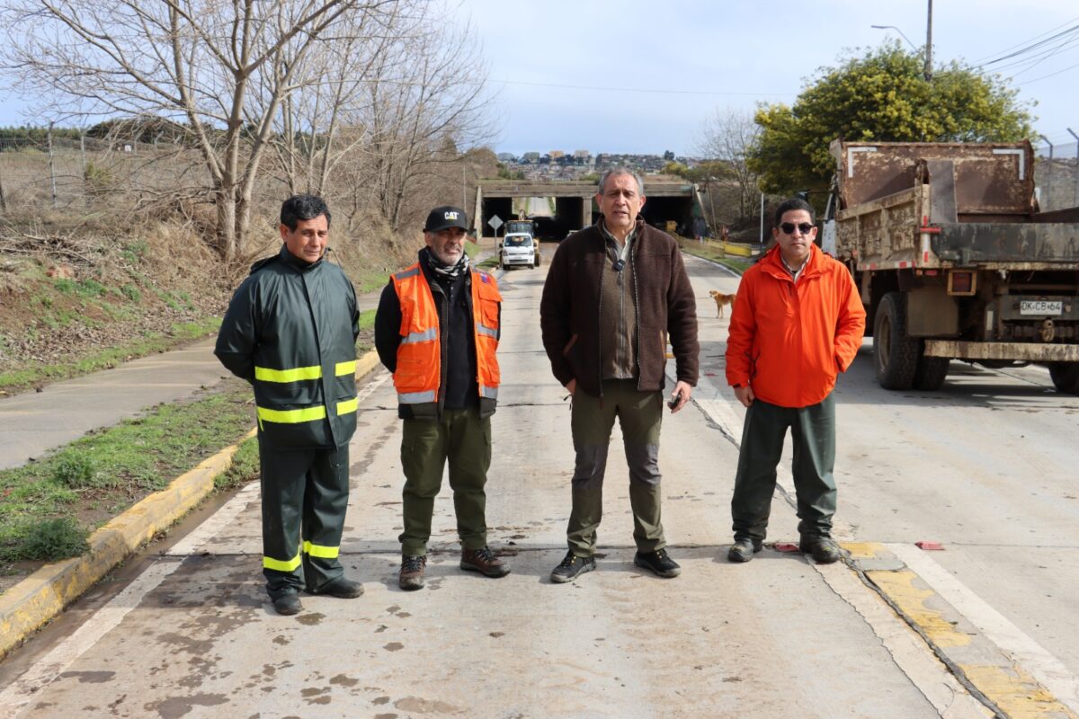 Autoridades municipales y de Vialidad inspeccionan el túnel FACH tras las lluvias.