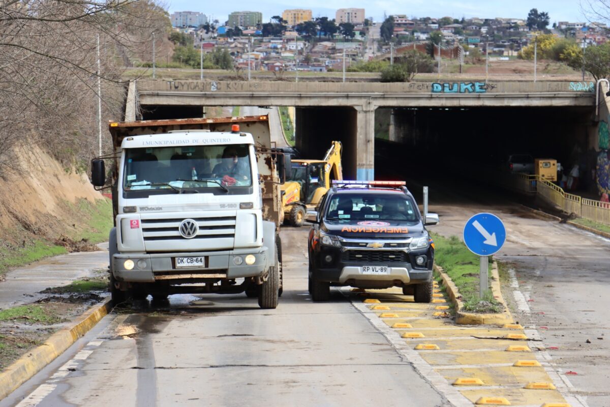 Equipos de emergencia realizando labores de succión de agua en el sector del túnel.